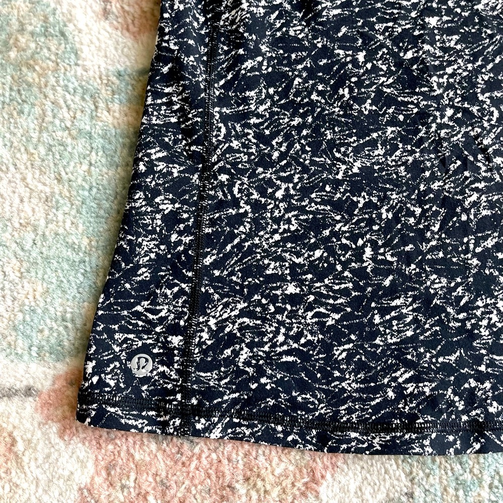 Very cute black and white print Lululemon top! Size 8.